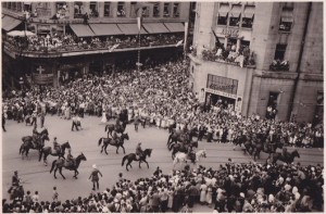 Cortège militaire (mi-juillet 1951). On voit le Cinéac derrière la foule. 