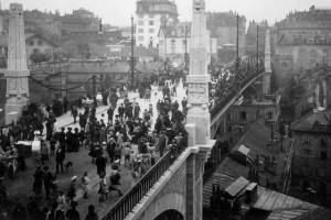 Les piétons envahissent le Pont Bessières le 24 septembre 1910, jour de son inauguration (© Musée historique de Lausanne)