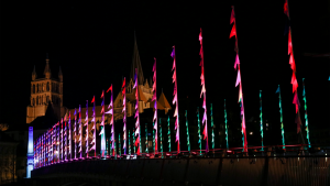 Les oriflammes du Pont Bessières, réalisés par Sébastien Lefèvre pour Lausanne Lumières 2015 (© Festival Lausanne Lumières)