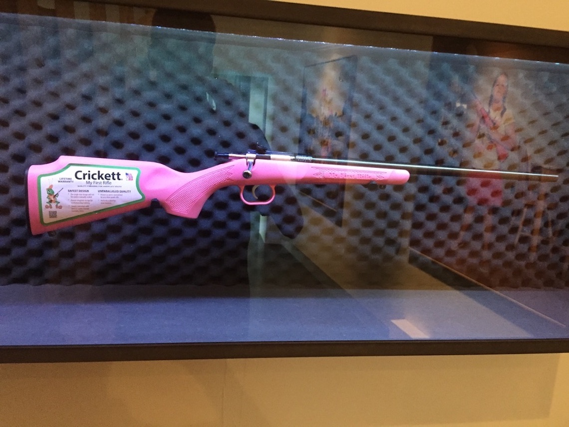 Fusil pour les enfants, avec l'inscription : "My first rifle". En libre accès dans les supermarchés aux USA.