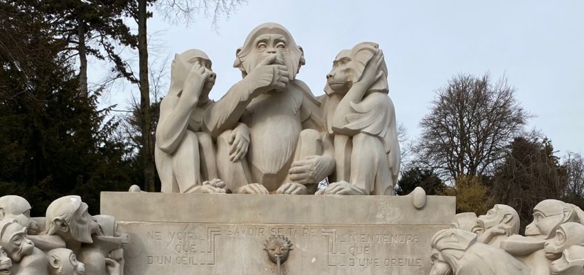 Les trois singes de la sagesse au parc du Denantou